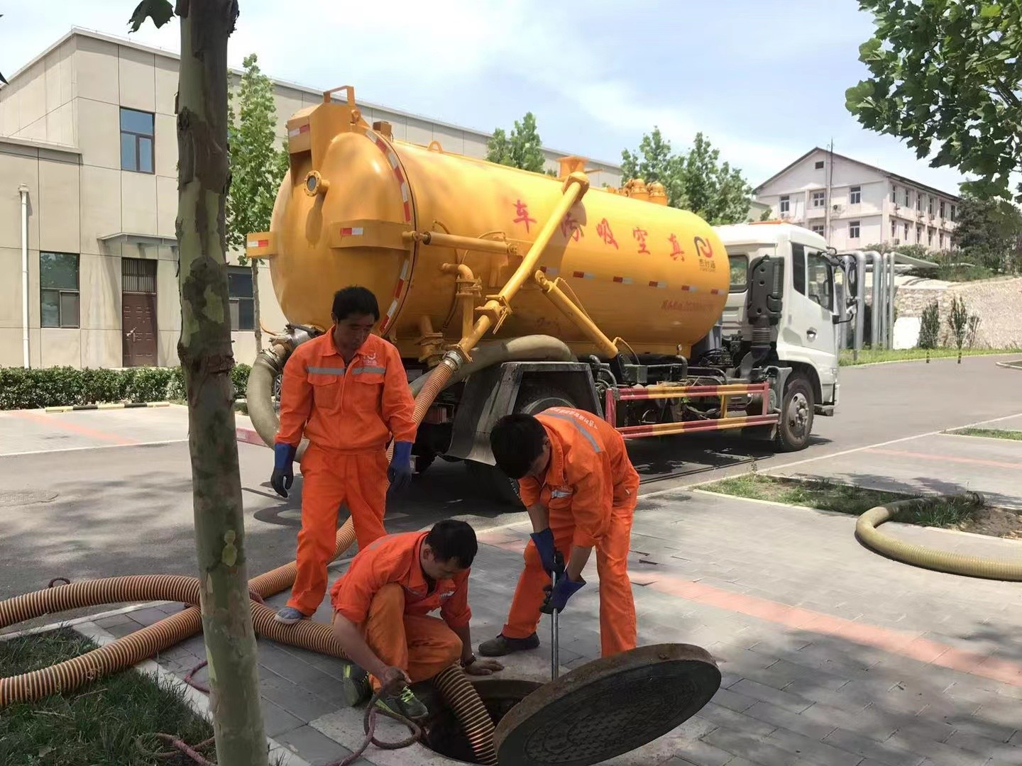 萍乡化粪池清理与5-8吨吸粪车施工效率分析